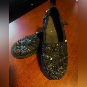 Toms Halloween cat little girls shoe.